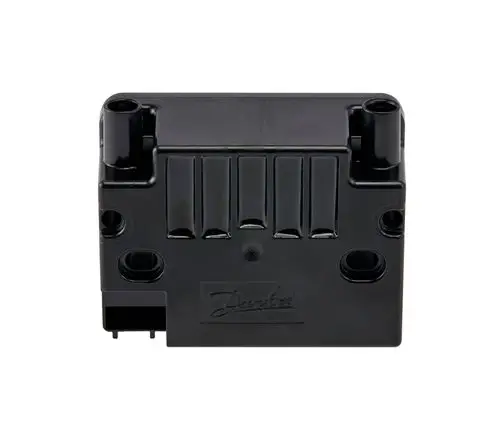 Schwarze Zündeinheit mit mehreren Anschlüssen und der Marke Danfoss. Der Aufbau enthält verschiedene Öffnungen für elektrische Verbindungen.